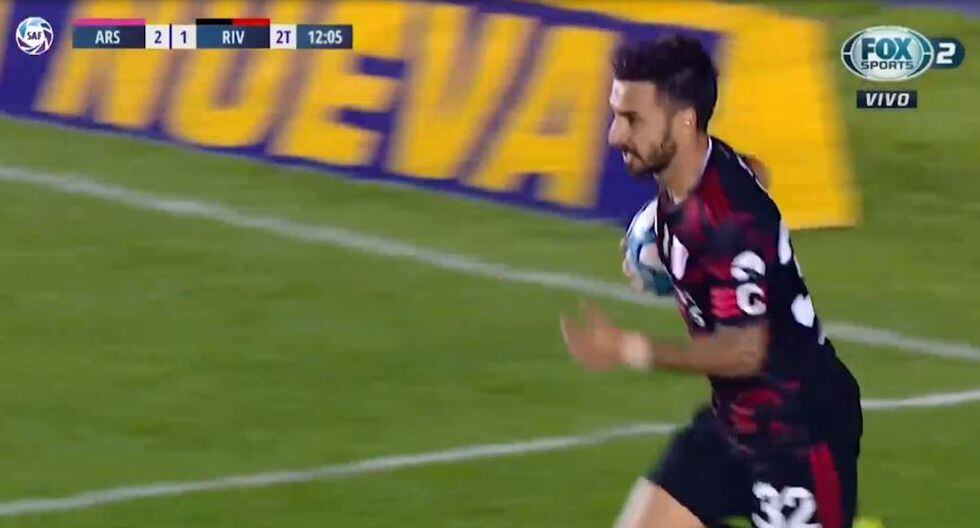 Scocco apreció dentro del área para el 2-1 en el River Plate vs. Arsenal. (Fox Sports)