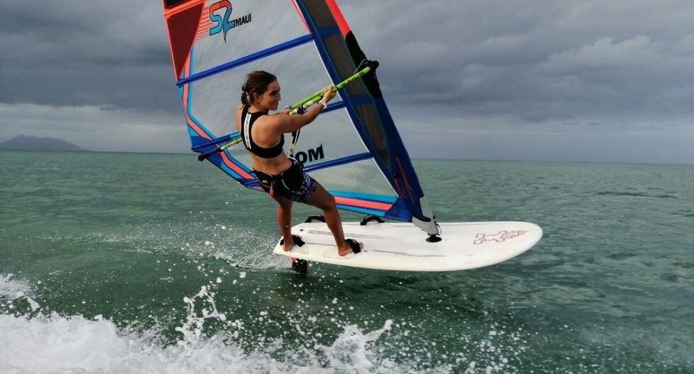 María Belén Bazo, de 21 años, se ubica puesto 23 del ranking mundial de windsurf. (Difusión)