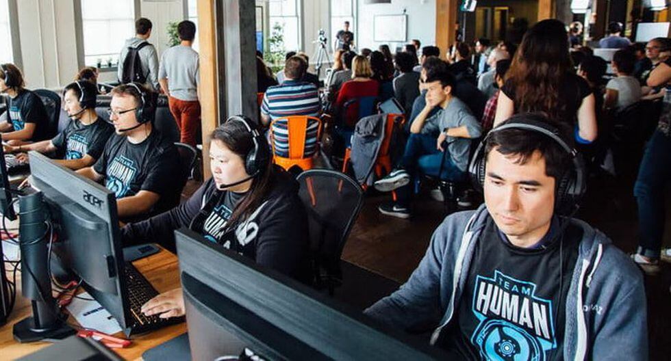 Humanos jugando contra la IA (Foto: Open IA)