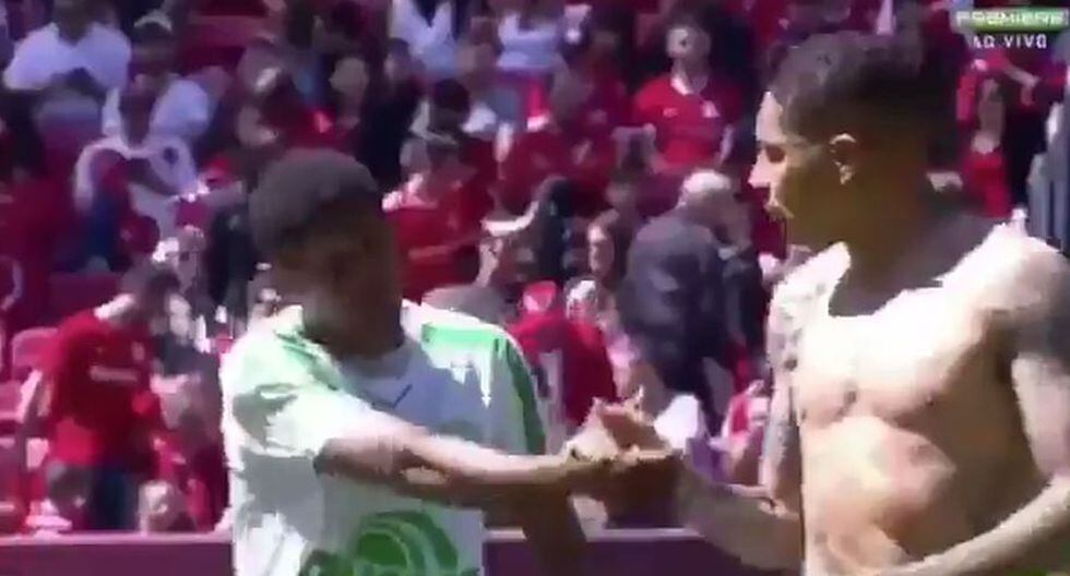 Paolo Guerrero despojó de su camiseta a Marcio Araujo, su excompañero en el Flamengo.