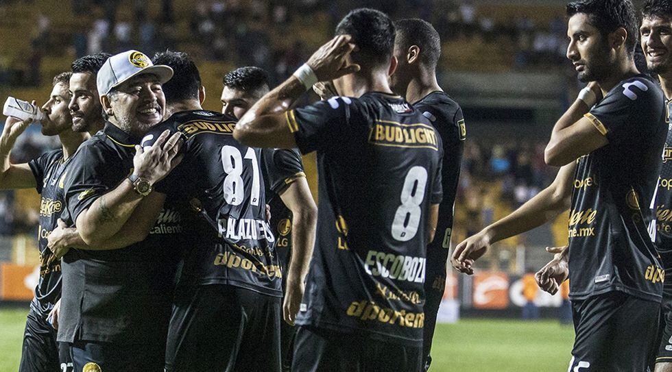 Dorados de Diego Maradona visitan este martes al Pumas por el boleto a semifinales de la Copa MX. (Foto: AFP)