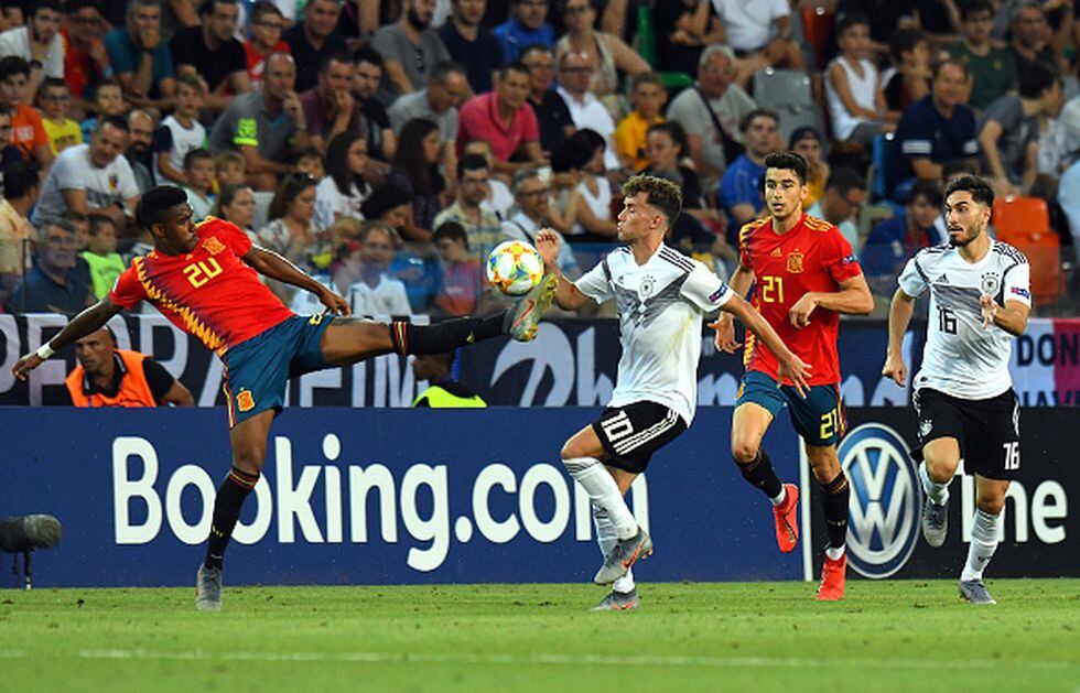 Junior Firpo en la final del Europeo sub21 desarrollado en Italia este año. (Getty)