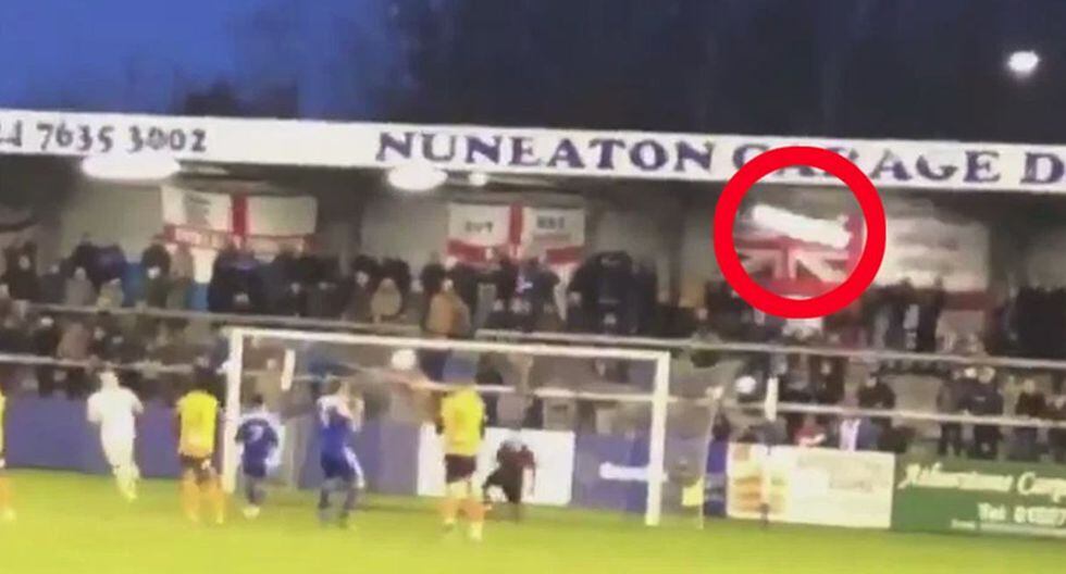 El portero derribó una lámpara de la tribuna en la séptima de Inglaterra. (Captura y video: YouTube)