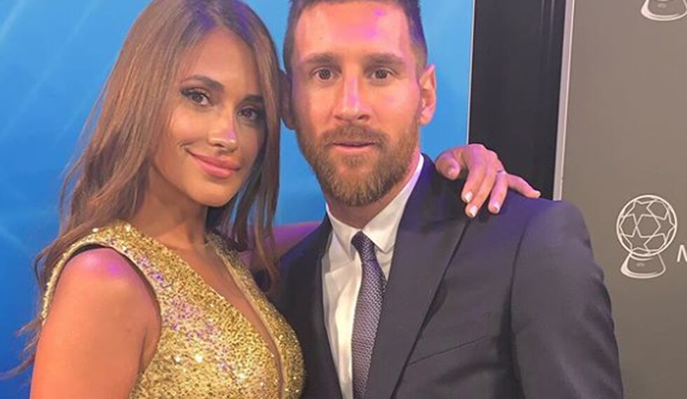 Antonella Roccuzzo y el escote de su vestido dorado que ha cautivado a todo el mundo (Fotos: Instagram)
