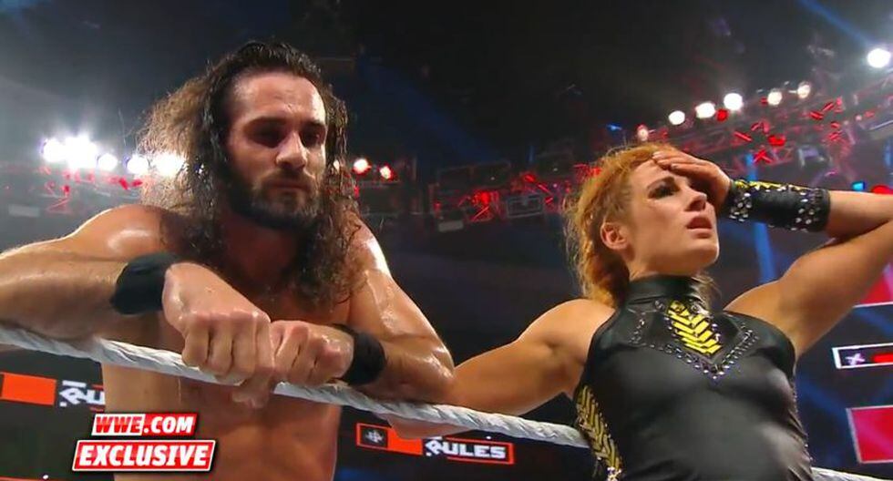 Seth Rollins y Becky Lynch con los ánimos hasta el suelo, después de que Brock Lesnar le quitará el título universal al arquitecto. (WWE)