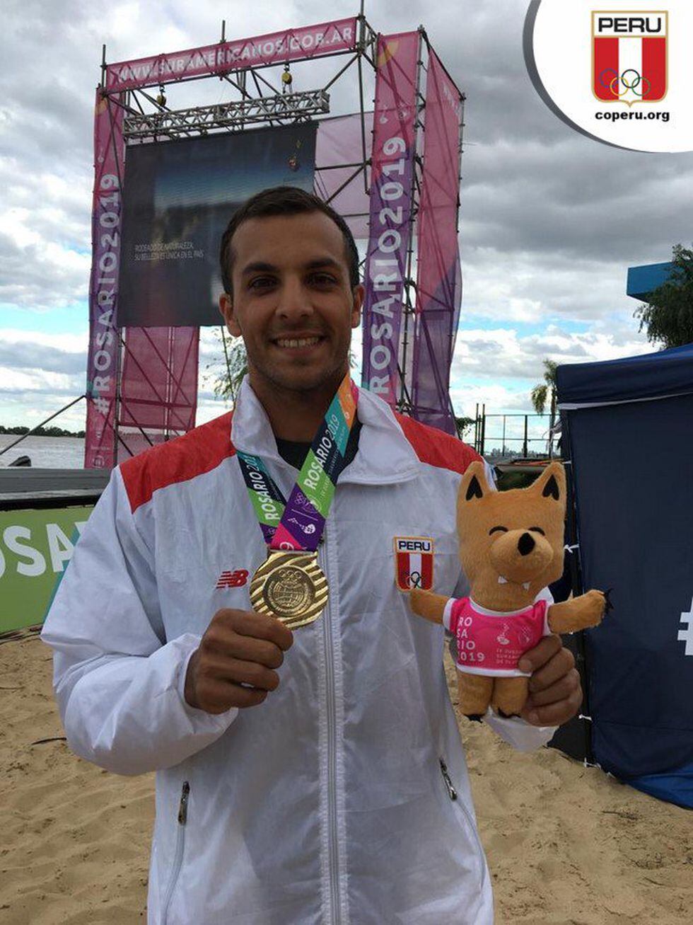 Álvaro Torres mostrando su medalla de oro en remo coastal. (Comité Olímpico Perú)