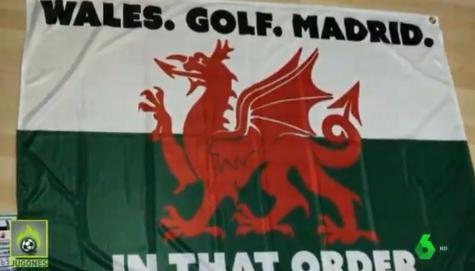 Así luce la bandera que portaron los hinchas de Gales en el partido contra Azerbaiyán rumbo a la Euro 2020. (Captura: @elchiringuitotv)