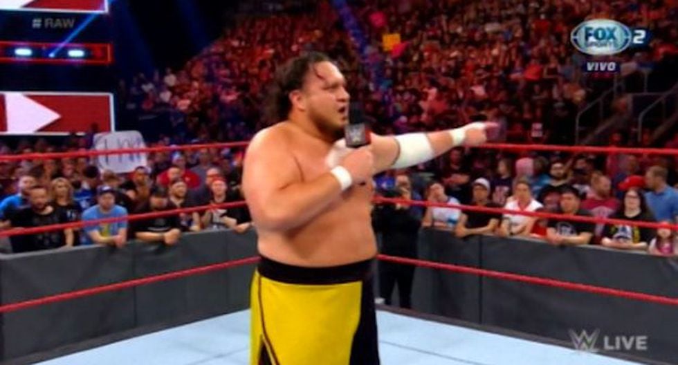 Samoa Joe en medio del ring del Monday Night Raw de Toronto. (WWE)