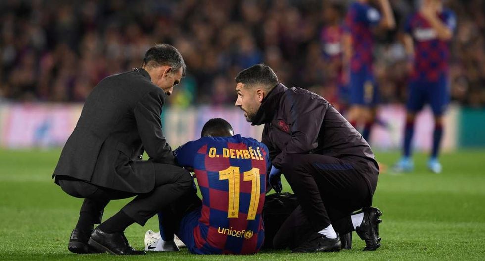 Barcelona's French forward Ousmane Dembele sits on the ground after an injury during the UEFA Champions League Group F football match between FC Barcelona and Borussia Dortmund at the Camp Nou stadium in Barcelona, on November 27, 2019. / AFP / Josep LAGO
