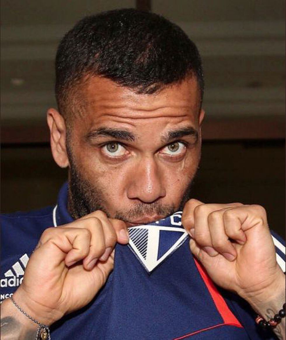 Dani Alves regresa al fútbol brasileño tras 17 años en Europa.