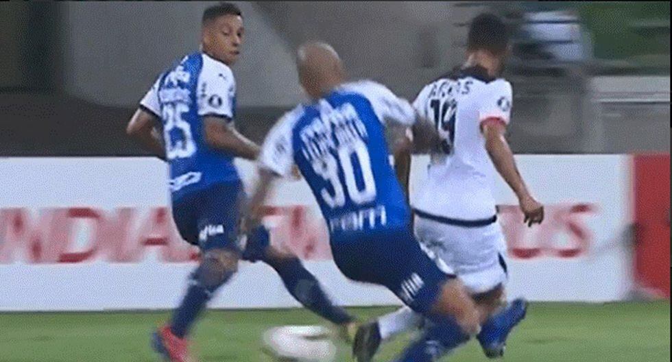 Felipe Melo tuvo una fuerte entrada contra Alexi Arias en el partido por Copa Libertadores. (Foto: Fox Sports)