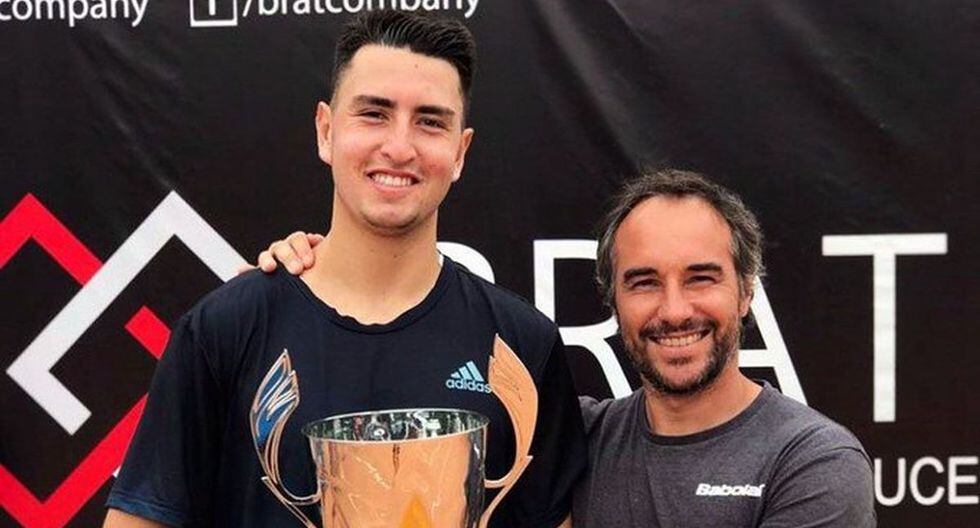 Nicolás Álvarez, y su entrenador Diego “Chucky” Junqueira sosteniendo el título. (Foto: Federación de Tenis)