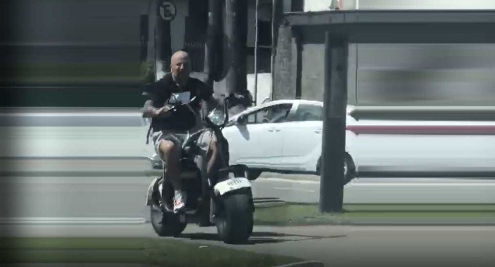 Jorge Sampaoli no usa automovil en Sao Paulo, donde dirige al Santos. (Captura y video: Twitter Caique Silva)