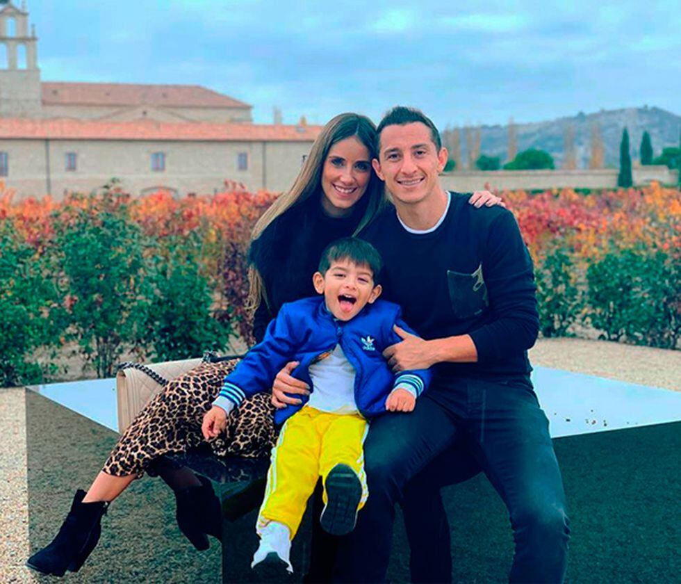 Familia Guardado antes de tener a su nuevo integrante. (Foto: Hola Mx)