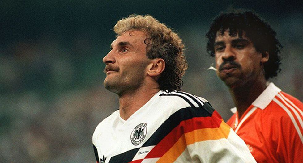 Frank Rijkaard escupe en la cabeza de Rudi Völler, en el partido por los octavos de final del Mundial Italia 90. (Foto: Getty Images)