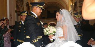 ¡Que vivan los novios! Inés Melchor se casó con teniente de la Policía Nacional en la Catedral de Huancayo ¡Que vivan los novios! Inés Melchor se casó con teniente de la Policía Nacional en la Catedral de Huancayo