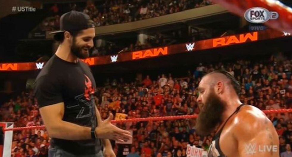 Seth Rollins dándole la mano Braun Strowman después de salvarlo. (WWE/ FOX Sports 2)