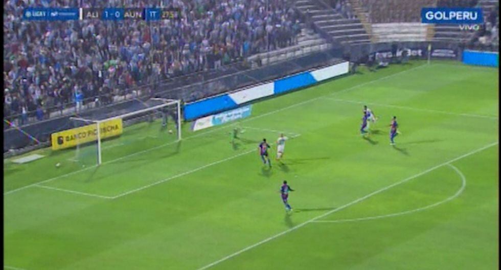 Kluiverth Aguilar estuvo cerca de marcar un golazo en su debut con Alianza Lima. (Captura)