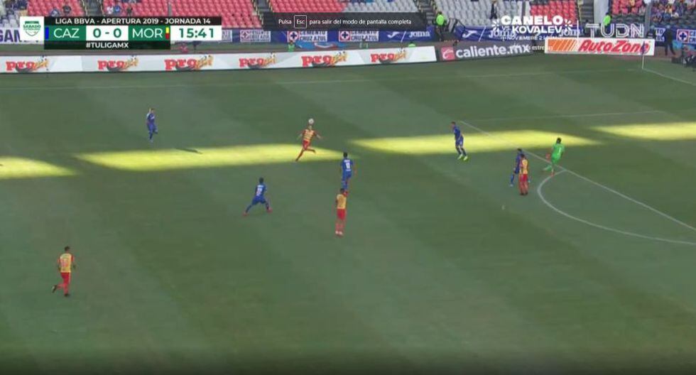El error del portero de Cruz Azul para que Ferreira anote el 1-0 de Monarcas en el Azteca. (TUDN)