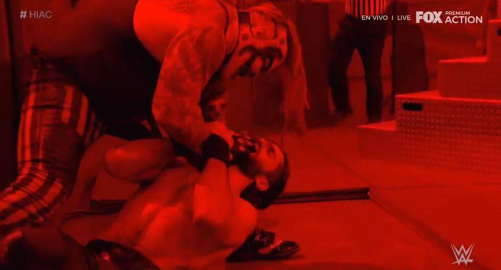 'The Fiend' Bray Wyatt aplicándole su 'Mandible Claw' a Seth Rollins. (Foto: WWE)