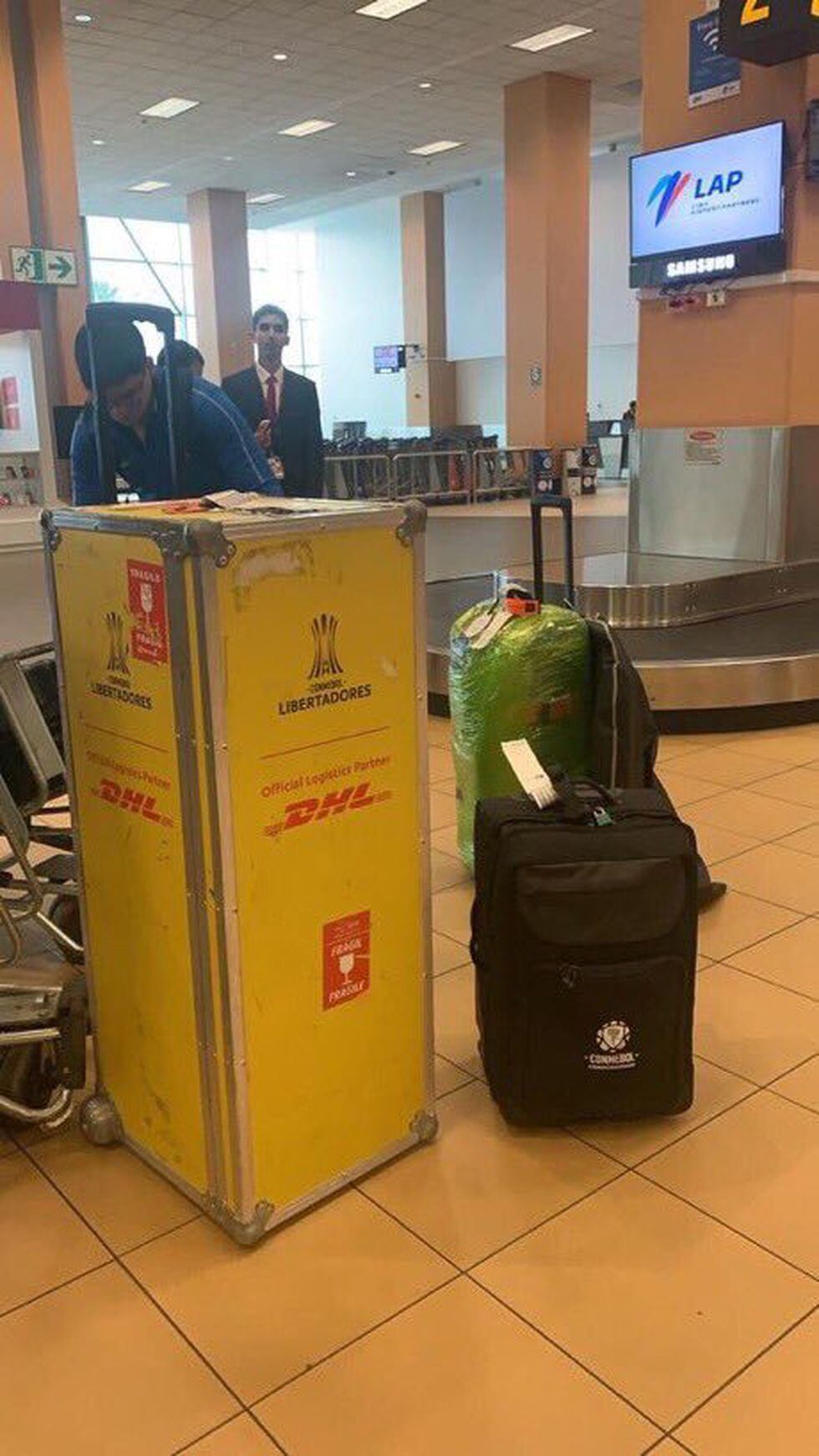 Esta es la caja que transporta la Copa Libertadores y que fue captada en el aeropuerto de Lima. (Foto: Facebook)