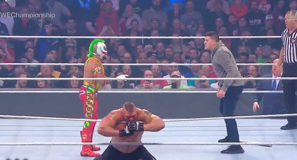 Rey Mysterio y su hijo Dominik a punto de aplicarle el doble 619 a Brock Lesnar. (Foto: WWE)