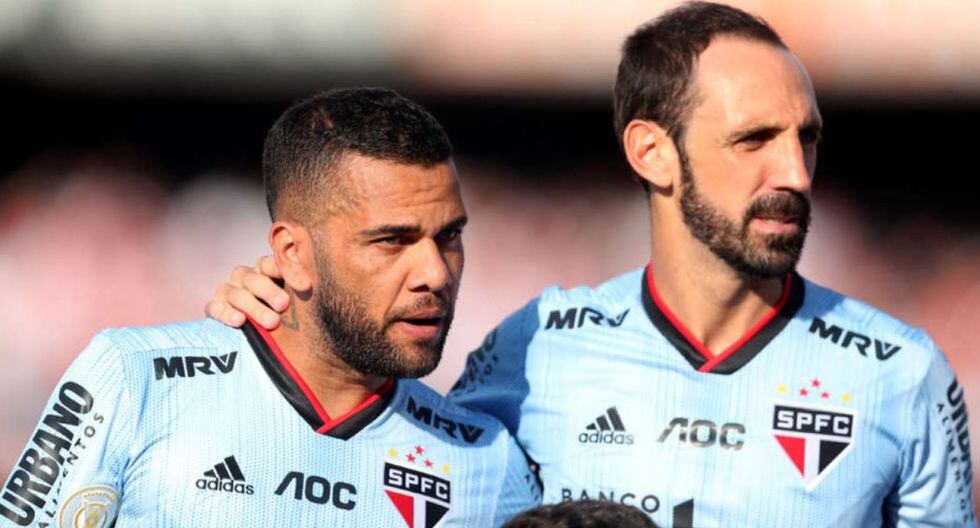 Juanfran inició la jugada y Dani Alves anotó su primer gol con Sao Paulo. (Twitter)